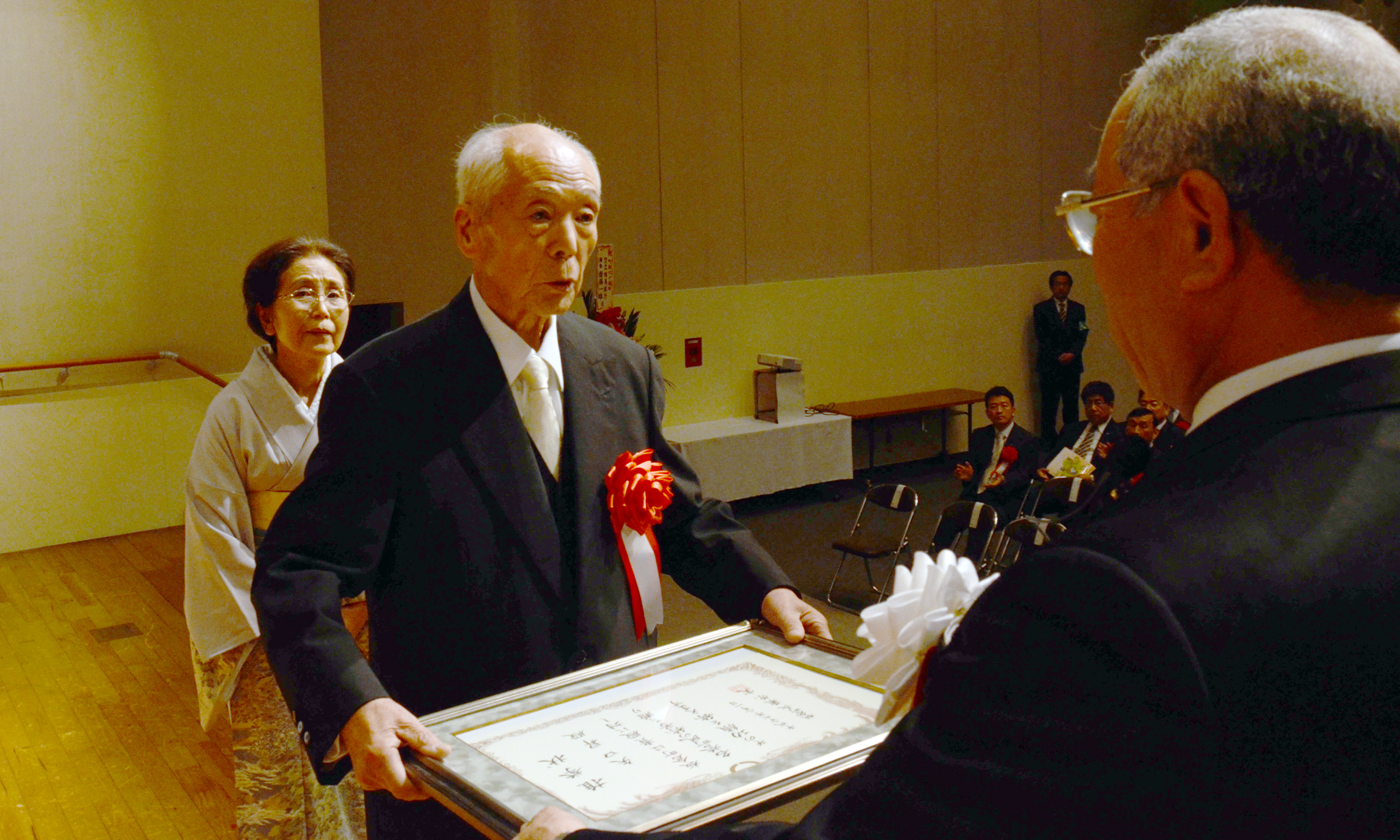 町制施行60周年記念式典名誉町民贈呈式画像01